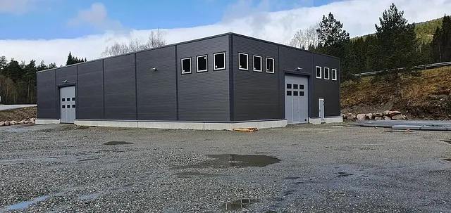 Mørkgrå modulbygg, lagerbygg