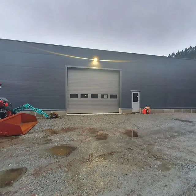 Grått lagerbygg