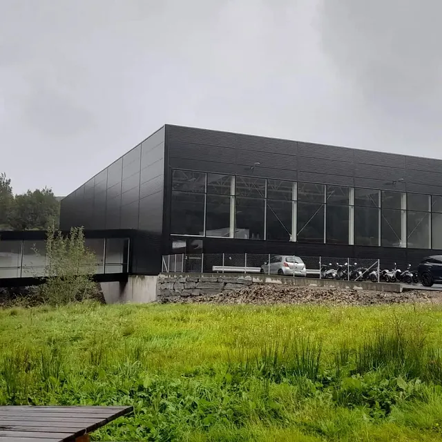 Grått lagerbygg
