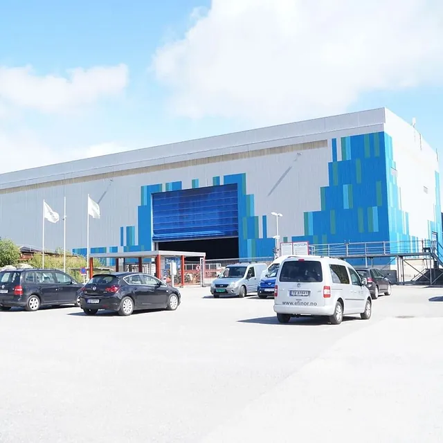 Stålbygg med blå detaljer